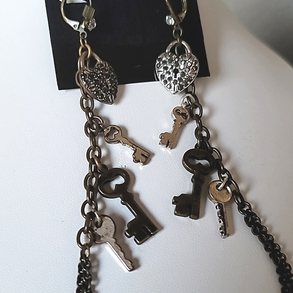 Vintage BETSEY JOHNSON Prisoner of Love Collection Drop Dangle Earrings. - Picture 6 of 9